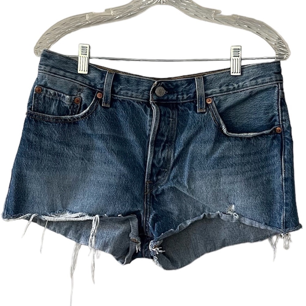 Levi’s 501 cut off button fly distressed medium wash denim shorts, Size 29